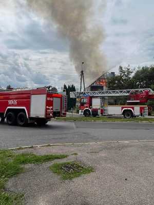 Rybnik, ulica Małachowskiego, służby na miejscu pożaru pustostanu.