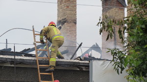 Strażacy gaszą pożar pustostanu.