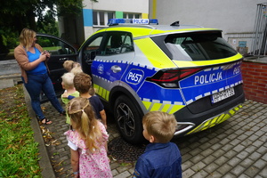 Dzieci mają możliwość zobaczyć policyjny, oznakowany radiowóz.