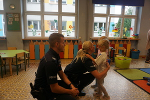 Dzieci dziękują policjantom za przybycie do przedszkola.