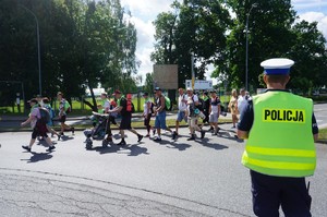 Policjanci zabezpieczają ulice miasta Rybnika podczas 78. Pielgrzymów.