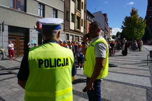 Policjanci ruchu drogowego podczas zabezpieczenia Pieszej pielgrzymki.