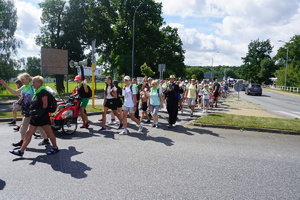 Zadowoleni pielgrzymi idący ulicą Gliwicką, w kierunku Gliwic.