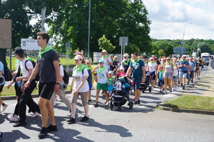 Zadowoleni pielgrzymi idący ulicą Gliwicką, w kierunku Gliwic.