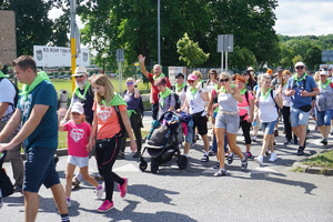 Zadowoleni pielgrzymi idący ulicą Gliwicką, w kierunku Gliwic.