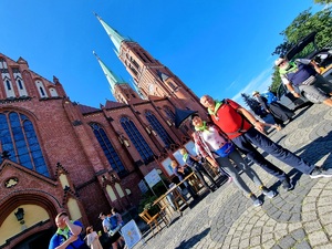 Zadowoleni Pielgrzymi pod rybnicką Bazyliką.