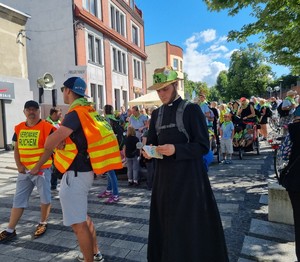 Grupa pielgrzymów wraz z Księdzem, którzy wyruszają na Pieszą Pielgrzymkę, na Jasną Górę.