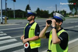 Policjanci ruchu drogowego podczas służby, w rejonie przejścia dla pieszych dbają o bezpieczeństwo.