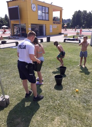 Policjant podczas akcji profilaktycznej do działań &quot;Kręci mnie bezpieczeństwo nad wodą&quot;.