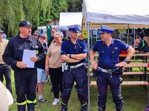 Policjanci z rybnickiej drogówki uczestniczą w zawodach Młodzieżowych Drużyn Pożarniczych w Leszczynach.