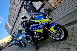 Policjanci na motocyklach, przed rybnicką komendą.