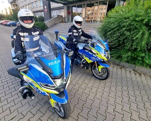 Rybniccy policjanci rozpoczynają służbę na oznakowanych motocyklach.