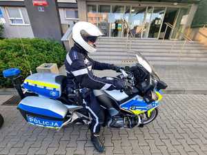 Policjant na oznakowanym motocyklu.