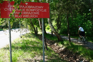 Policjant patrolujący ścieżkę rowerową.