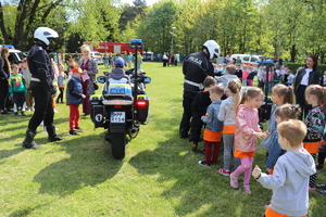 Spotkanie policjantów z przedszkolakami nad Zalewem Rybnickim.