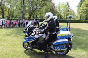 Policjanci prezentują motocykle przedszkolakom.