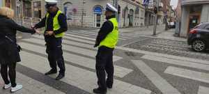 Policjanci wręczali odblaski.