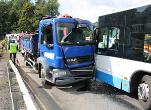 Rybnik, ulica Mikołowska, zderzenie kierującego autobusem komunikacji miejskiej s pojazdem ciężarowym.