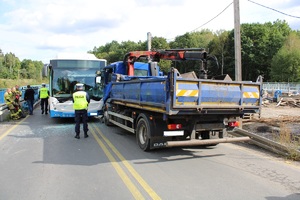 Uszkodzony pojazd ciężarowy oraz autobus komunikacji miejskiej.