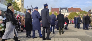 Komendant Miejski Policji w Rybniku insp. Rafał Głuch składa kwiaty na rynku w Rybniku.