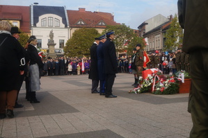 Komendant Miejski Policji w Rybniku podczas składania kwiatów.