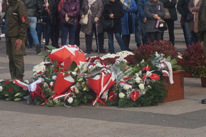 Kwiaty, które zostały złożone na rybnickim rynku.