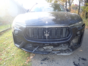 Przód pojazdu marki maserati został uszkodzony.