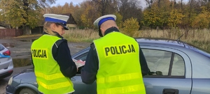 Policjantka wręczyła, między innymi, ulotkę &quot; stop pijanym kierowcom&quot;.