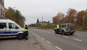 Na zdjęciu policjant bada stan trzeźwości kierującego.