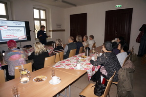 Uczestnicy spotkania prowadzonego przez rybnicką policjantkę.