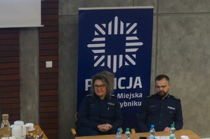 Zastępca Komendanta Miejskiego Policji w Rybniku wraz  z policyjnym profilaktykiem.