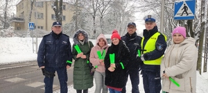 Policjanci na zdjęciu z osobami, które otrzymały odblaski.