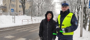 Policjant i mieszkanka Czerwionki-Leszczyn na zdjęciu.