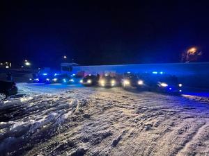 Policjanci na parkingu komendy oddali hołd poległym policjantom.