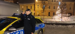 Policjant na Placu Świętego Jana w Rybniku oddaje hołd zmarłym policjantom.