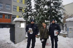 Policjanci na zdjęciu z kobietą.