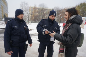 Kobieta otrzymuje gadżety od policjantów.