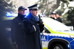 Komendant Wojewódzki Policji w Katowicach na tle nowego radiowozu.