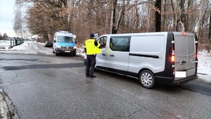 Policjant sprawdza stan trzeźwości kierującego.