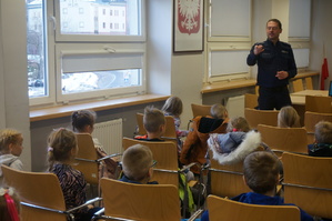 Dzieci zadawały pytania policjantowi.