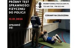 Policjant obserwuje ćwiczącego mężczyznę.