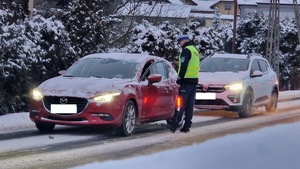 Policjant sprawdza trzeźwość kierującego.