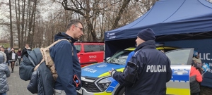 Policjant rozmawia z mężczyzną.