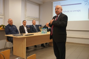 Franciszek Kurpanik - Wiceprzewodniczący Rady Miasta w Rybniku dziękuje policjantom za dobrą współpracę.