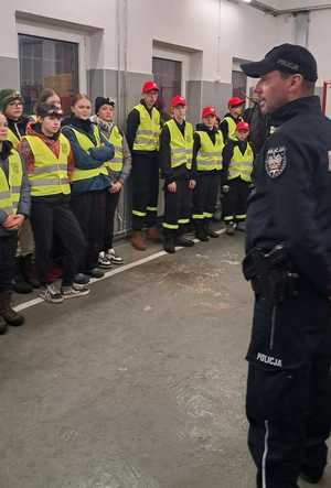 Na zdjęciu policjant z rybnickiej komendy rozmawia z dziećmi o bezpieczeństwie.