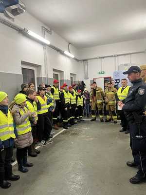 Na zdjęciu policjant z rybnickiej komendy rozmawia z dziećmi o bezpieczeństwie.