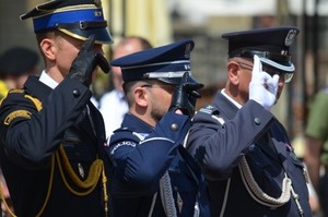 Na zdjęciu Obchody Święta Konstytucji 3 Maja - przedstawiciele służb mundurowych oddają hołd.