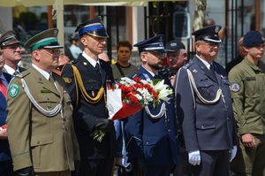 Na zdjęciu Obchody Święta Konstytucji 3 Maja na rybnickim rynku. Przedstawiciele służb mundurowych.