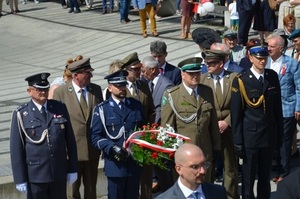 Na zdjęciu Obchody Święta Konstytucji 3 Maja. Przedstawiciele służb mundurowych.