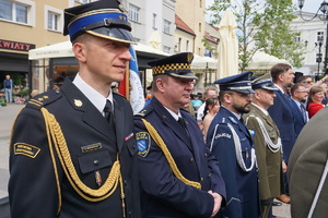 Na zdjęciu przedstawiciele służb na rybnickim rynku.